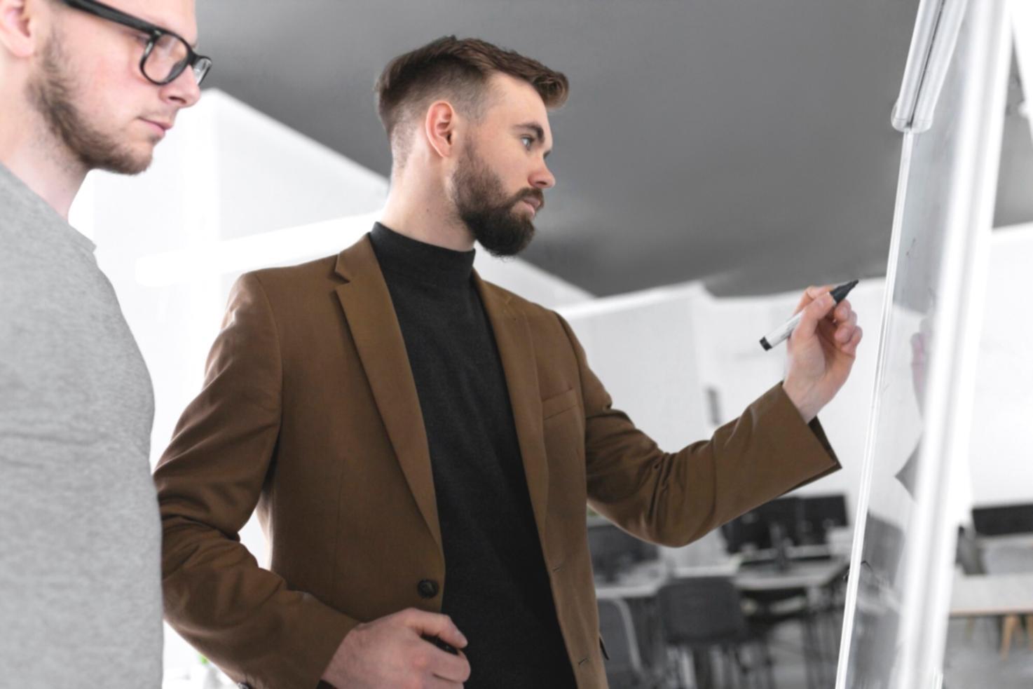 Étudiant analysant des graphiques financiers